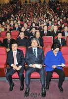 [포토] 영화상영 기다리는 김무성 새누리당 대표