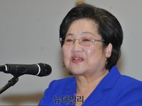 [포토] 축사하는 김을동 새누리당 최고위원