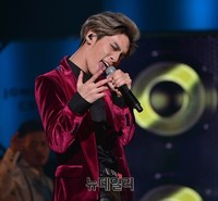 [포토] 열창하는 샤이니 종현, 솔로 출격준비 완료