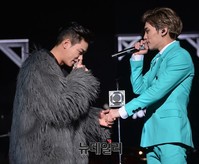 [포토] 악수나누는 샤이니 종현-아이언