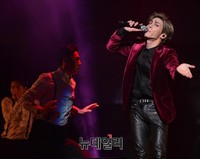 [포토] 팬들에게 화답하는 종현