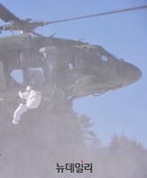 [포토] 고공 침투중인 특전사 대원