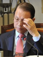 [포토] 굳은 얼굴의 김기춘 청와대 비서실장