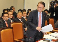 [포토] 단상으로 향하는 김기춘 비서실장