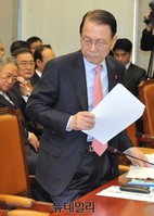 [포토] 현안보고 위해 단상으로 향하는 김기춘 비서실장