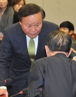 [포토] 대화 나누는 김재원 의원과 김기춘 비서실장