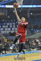 [포토] 프로선수 같은 슛 날리는 배우 김혁