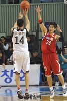 [포토] 슛 날리는 이상민 막는 서지석