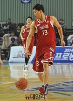 [포토] 아직 현역같은 실력 자랑하는 우지원 드리블