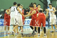 [포토] 훈훈한 마무리하는 금메달리스트팀과 연예인 올스타팀