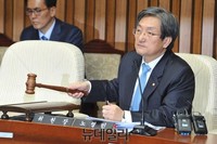[포토] 의사봉 두드리는 노영민 위원장