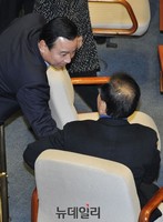 [포토] 대화 나누는 '이완구-이재오' 의원