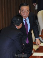 [포토] 대화 나누는 이완구 원내대표와 서청원 최고위원