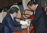 [포토] 대화 나누는 '김무성-김재원' 의원