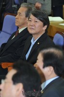 [포토] 토론회 지켜보는 안철수 의원