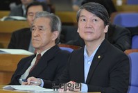[포토] 좌담회 지켜보는 새정치연합 안철수 의원