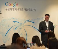 [포토] 인사말하는 존 리 구글코리아 사장