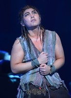 [포토] 노예役으로 뮤지컬 데뷔한 위대한탄생 한동근