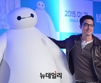 [포토] 다니엘 헤니, 빅히어로 베이맥스와 다정하게