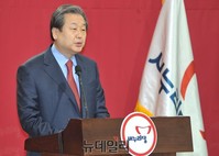 [포토] 기자회견 가지는 김무성 새누리당 대표