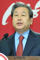 [포토] 기자회견 갖는 새누리당 김무성 대표