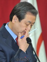 [포토] 코만지는 새누리당 김무성 대표