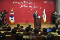 [포토] 기자들의 질문에 답하는 김무성 새누리당 대표