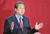 [포토] 질의응답 시간 갖는 김무성 대표