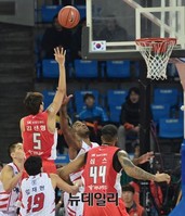 [프로농구] 골밑슛 시도하는 서울SK 김선형