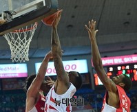 [프로농구] 치열한 골밑
