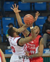 [프로농구] 길렌워터-심슨의 대결