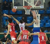 [프로농구] 공중볼 다툼