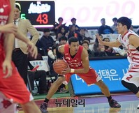 [프로농구] 패스할 곳 찾는 서울SK 박승리