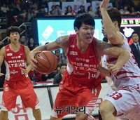 [포토] 골밑 파고드는 서울SK 최부경