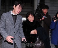 [포토] 이병헌 협박사건 선고공판, 법원 나서는 이지연母