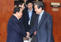 [포토] 악수 나누는 '김무성-문희상' 여야 대표