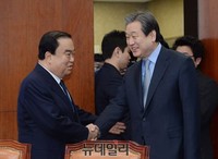 [포토] 인사 나누는 새누리당 김무성 대표와 새정치 문희상 비대위원장