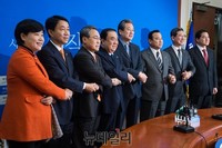 [포토] 새정치 당대표실서 만난 여야 지도부