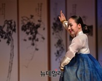 [포토] 민속음악의 백미 산조춤 선보이는 백진희 무용단원