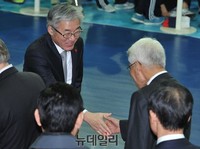 [포토] 대한체육회 인사들과 인사 나누는 김종덕 문체부 장관