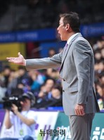 [프로농구] 항의하는 KCC 허재 감독