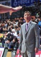 [프로농구] 판정에 항의하는 허재 감독