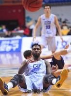 [프로농구] 넘어진 KCC 월커슨의 패스