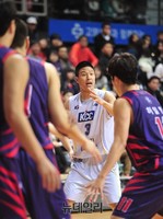 [프로농구] 오리온스 수비에 막힌 KCC 공격