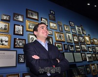 [포토] 수많은 사진 앞에서 포즈취한 벤 포니