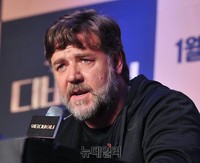 [포토] 진지하게 답변하는 러셀 크로우
