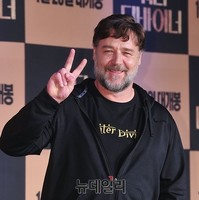 [포토] 러셀 크로우 '깜직한 브이 인사'