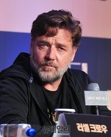 [포토] 러셀 크로우 '진지한 눈빛'