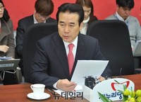 [포토] 기자들과 대화하는 나성린 새누리당 정책위부의장