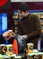 [포토] 직접 내린 커피 나눠주는 정우성